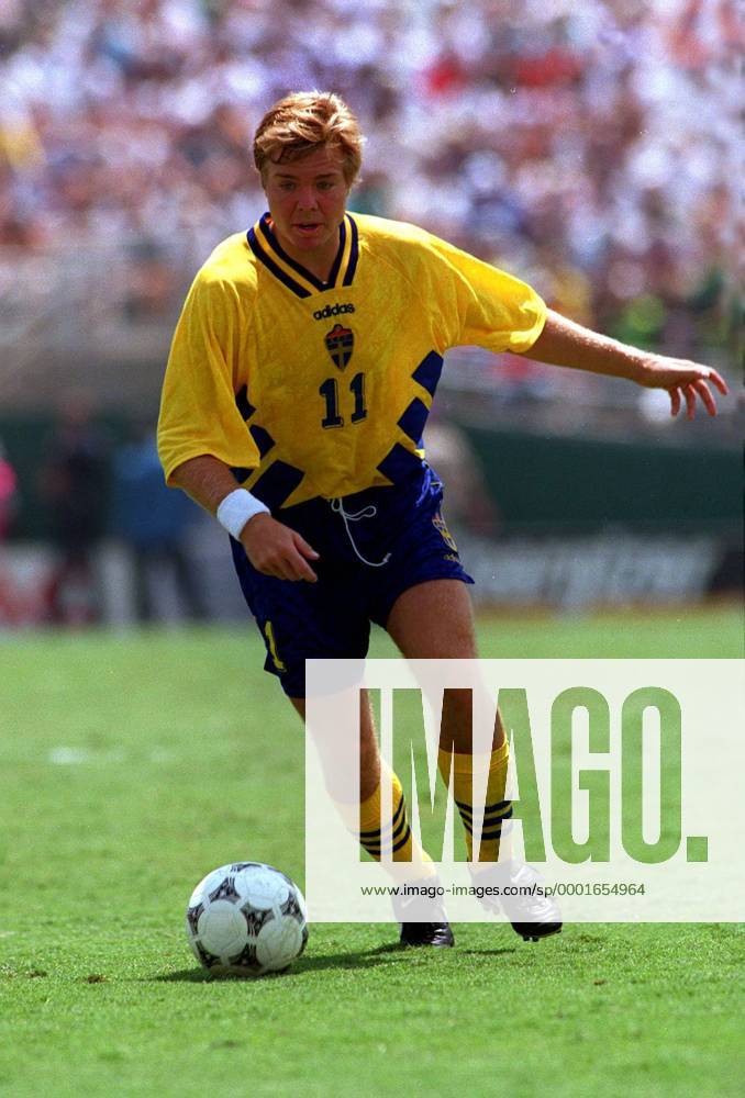 Tomas Brolin (Schweden) am Ball - Fußball WM Herren Weltmeisterschaft 1994, Nationalmannschaft, Nationalteam, Nationaltrikot, Länderspiel Einzelbild Los Angeles Pasadena Dynamik,