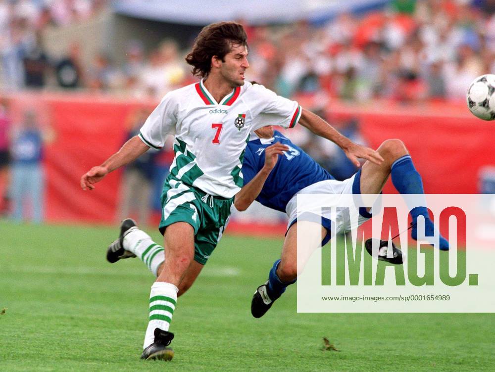Emil Kostadinov (Bulgarien, li.) gegen Vaios Karagiannis (Griechenland), dem es den Schuh auszieht - Fußball WM Herren Weltmeisterschaft 1994, Nationalmannschaft, Nationalteam, Nationaltrikot, Länderspiel, Gruppe D Gruppe Chicago Dynamik, Kampf,