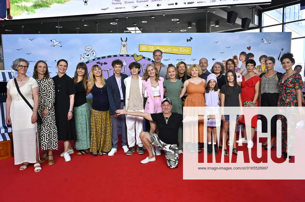 Cast and crew at the premiere of the feature film Mein Lotta Leben Alles Tschaka mit Alpaka at the Cinedom Cologne, 13 08 2022 Foto:xD.xAnoraganingrumx xFuturexImage