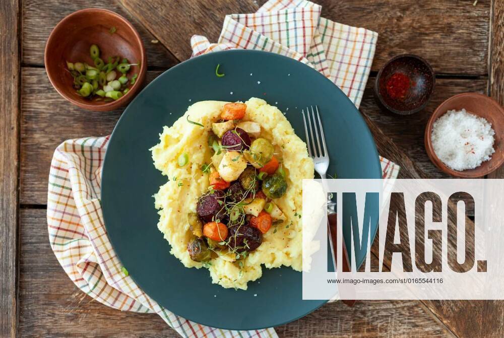 Roasted winter vegetables, Oven roasted winter vegetables with fresh herbs and mashed potatoes, 17.12.2020,