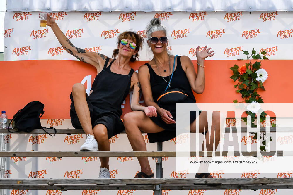 Illustration picture shows festival goers during the first edition of the Festival Hear Hear!, in Kiewit, Hasselt, Sunday 14 August 2022. Today the first edition of the festival takes place. It is a new one-day music festival of the Pukkelpop organization on the festival grounds in Kiewit. JILLxDELSAUX 38922246