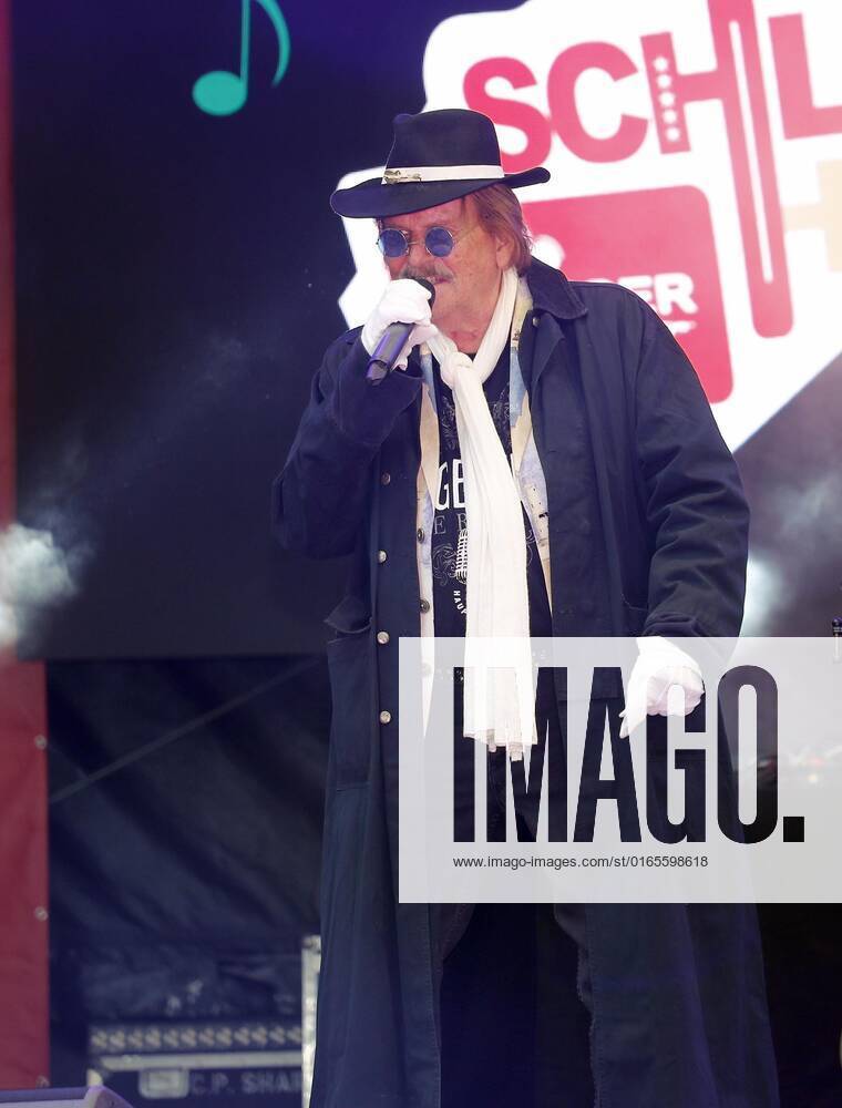 Frank Zander at the Schlager Radio Schlager Hammer Tour 2022 in Oranienburg