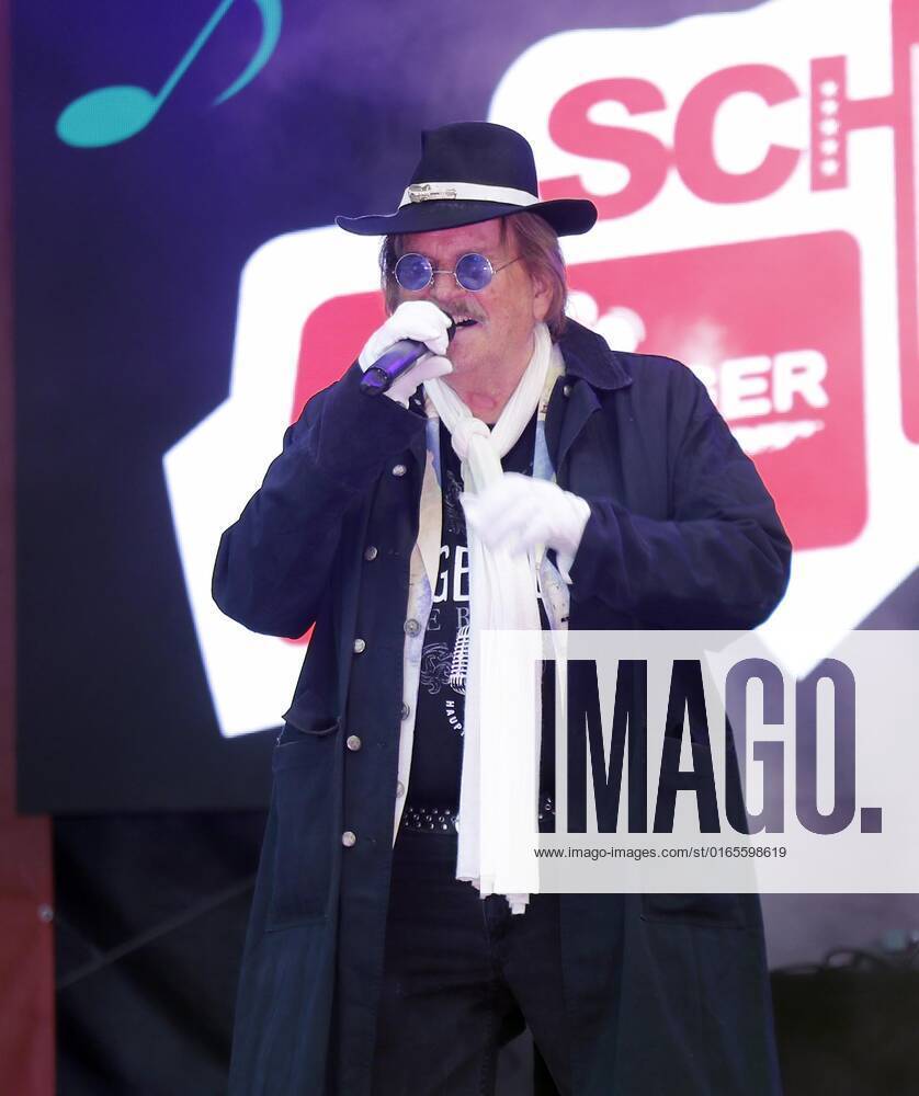 Frank Zander at the Schlager Radio Schlager Hammer Tour 2022 in Oranienburg
