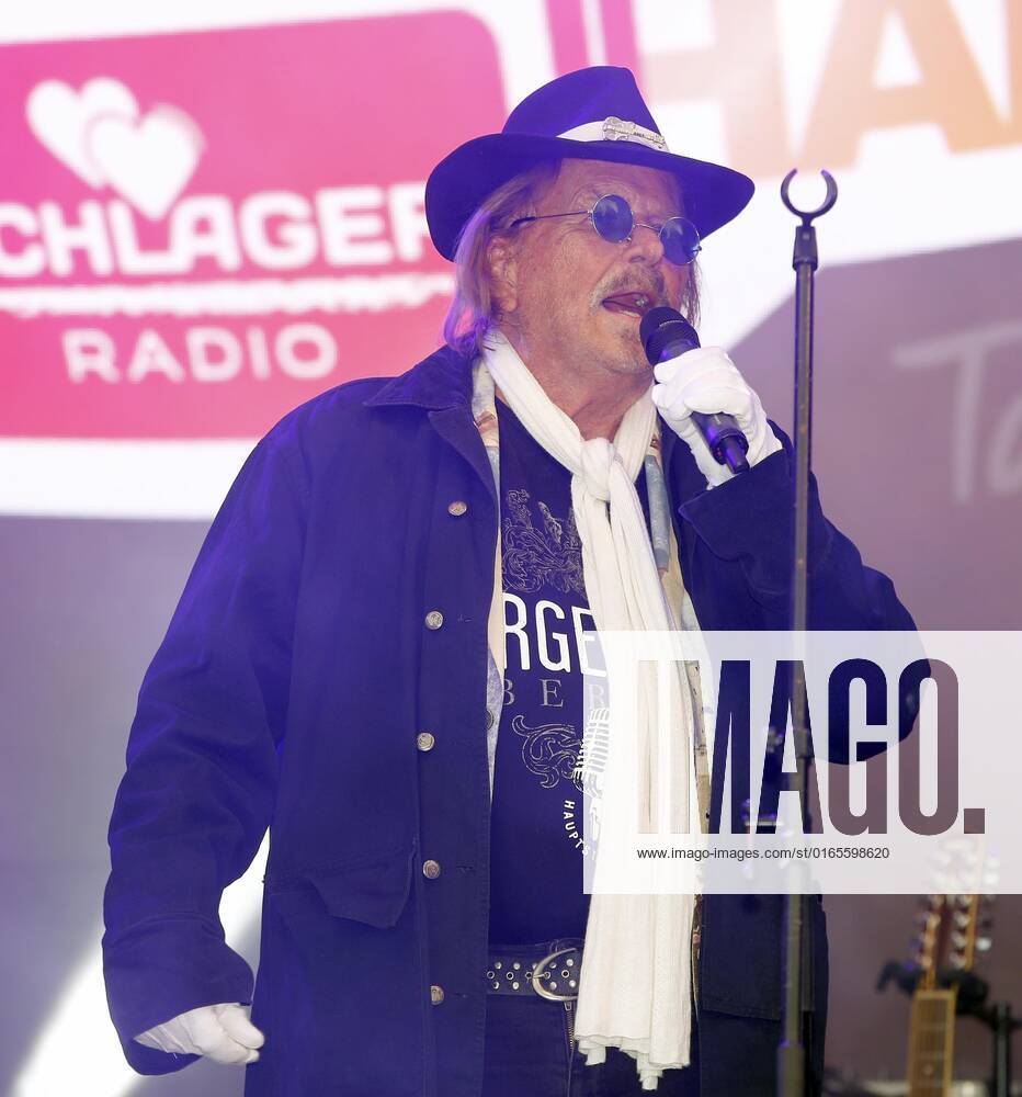 Frank Zander at the Schlager Radio Schlager Hammer Tour 2022 in Oranienburg