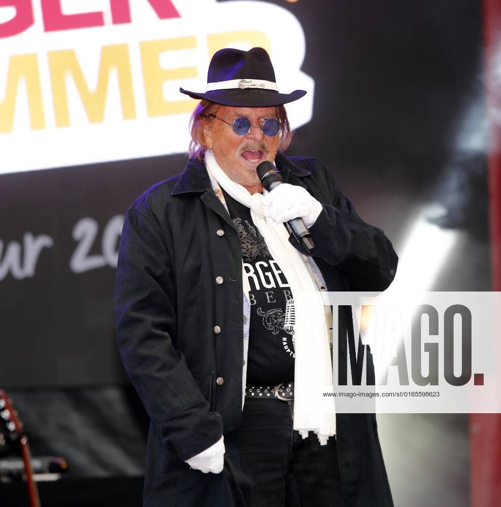 Frank Zander at the Schlager Radio Schlager Hammer Tour 2022 in Oranienburg