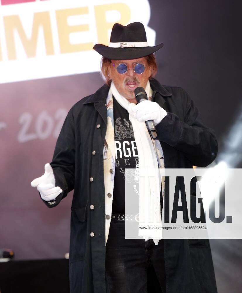 Frank Zander at the Schlager Radio Schlager Hammer Tour 2022 in Oranienburg