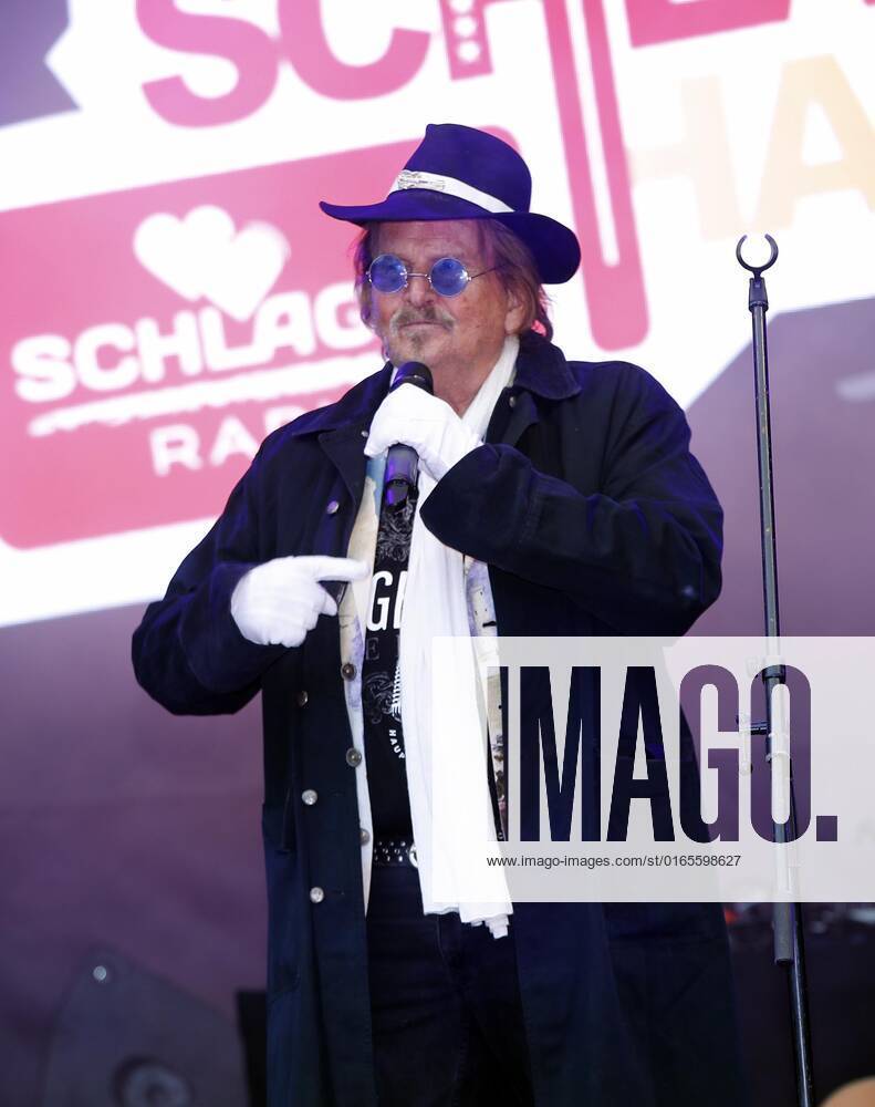 Frank Zander at the Schlager Radio Schlager Hammer Tour 2022 in Oranienburg