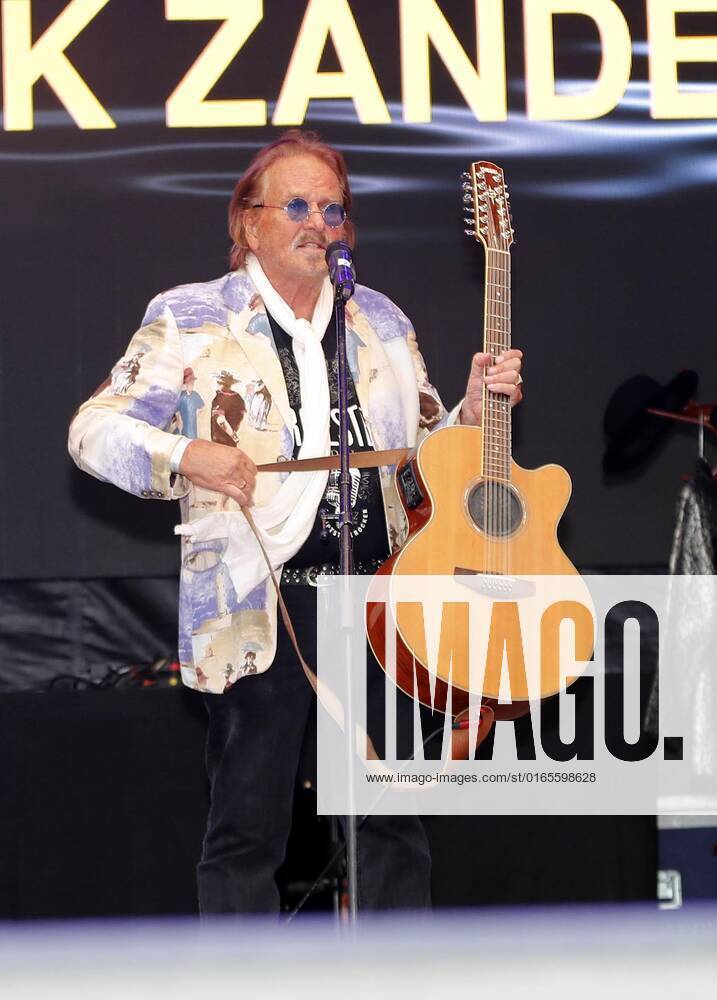 Frank Zander at the Schlager Radio Schlager Hammer Tour 2022 in Oranienburg