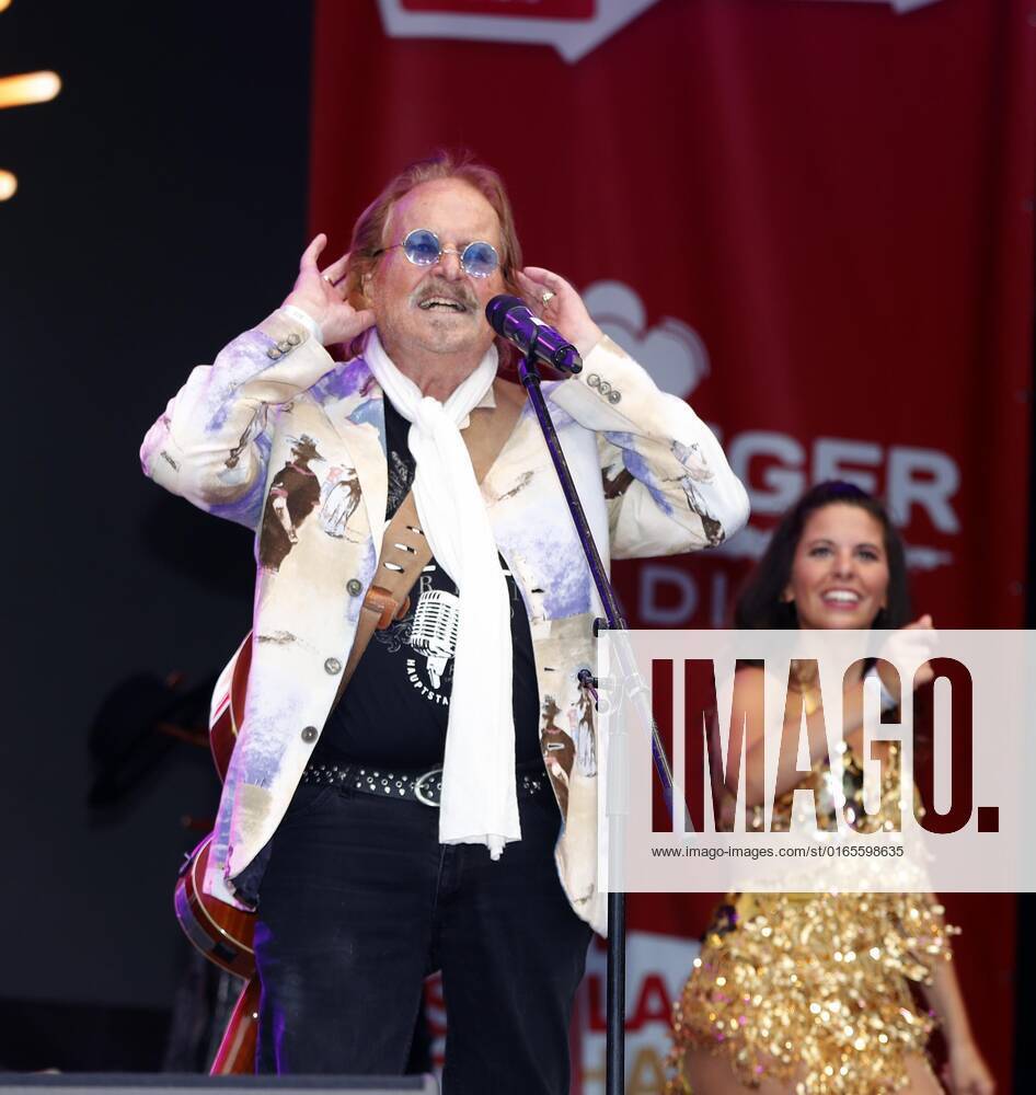 Frank Zander at the Schlager Radio Schlager Hammer Tour 2022 in Oranienburg