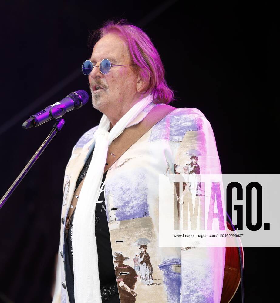 Frank Zander at the Schlager Radio Schlager Hammer Tour 2022 in Oranienburg