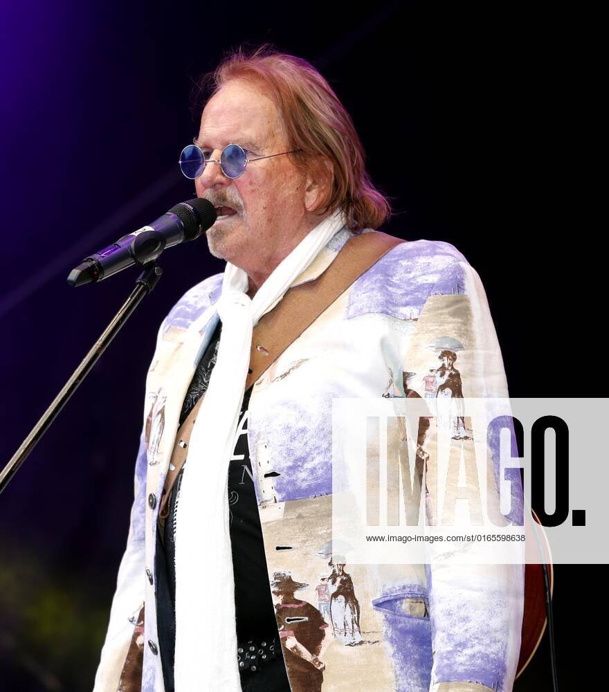 Frank Zander at the Schlager Radio Schlager Hammer Tour 2022 in Oranienburg