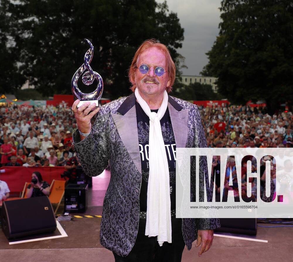 Honoring Frank Zander with the Lifetime Achievement Award at the Schlager Radio Schlager Hammer Tour 2022 in Oranienburg