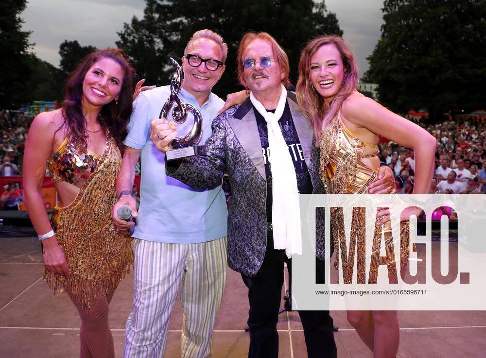 Normen Sträche, Oliver Dunk, Frank Zander, Stefan Mross Honoring Frank Zander with the Lifetime Achievement Award at the Schlager Radio Schlager Hammer Tour 2022 in Oranienburg