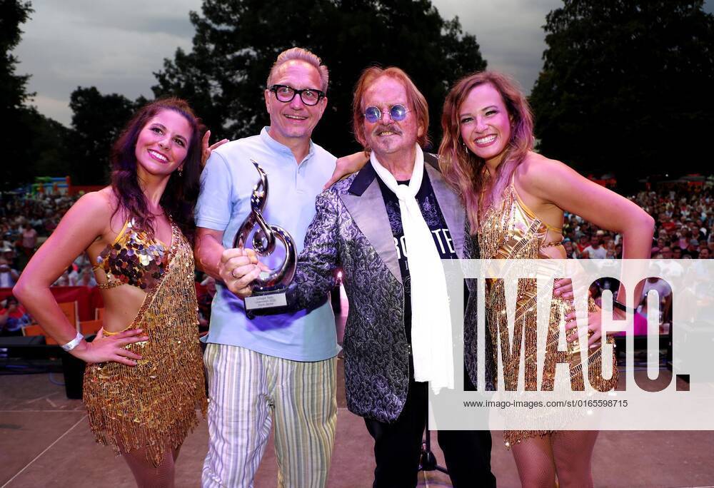 Oliver Dunk, Frank Zander with dancers Honoring Frank Zander with the lifetime achievement award at the Schlager Radio Schlager Hammer Tour 2022 in Oranienburg