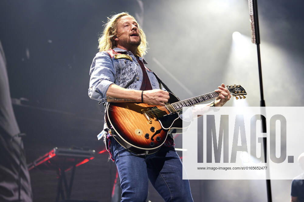 Samu Haber of Sunrise Avenue live at a concert of the Thank You For Everything The Final Tour at ZAG Arena Hannover, 14 08 2022 Foto:xU.xFuturexImage