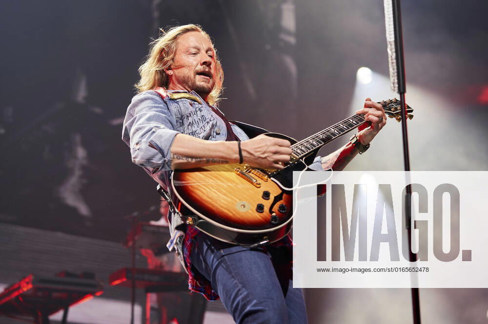 Samu Haber of Sunrise Avenue live at a concert of the Thank You For Everything The Final Tour at ZAG Arena Hannover, 14 08 2022 Foto:xU.xFuturexImage