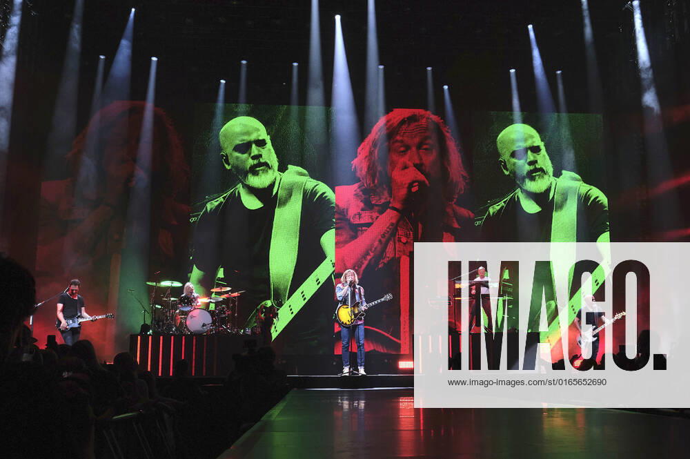 Riku Rajamaa, Sami Osala, Samu Haber, Osmo Ikonen and Raul Ruutu of Sunrise Avenue live at a concert of the Thank You For Everything The Final Tour at ZAG Arena Hannover, 14 08 2022 Foto:xU.xFuturexImage