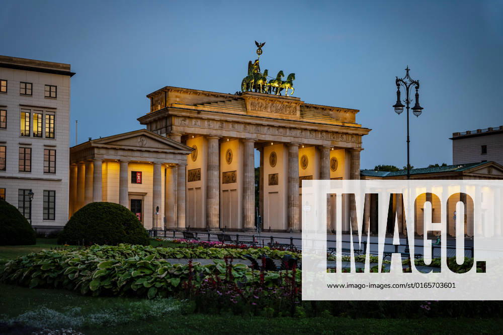 Berlin Mitte, Brandenburg Gate, street scene early morning Berlin