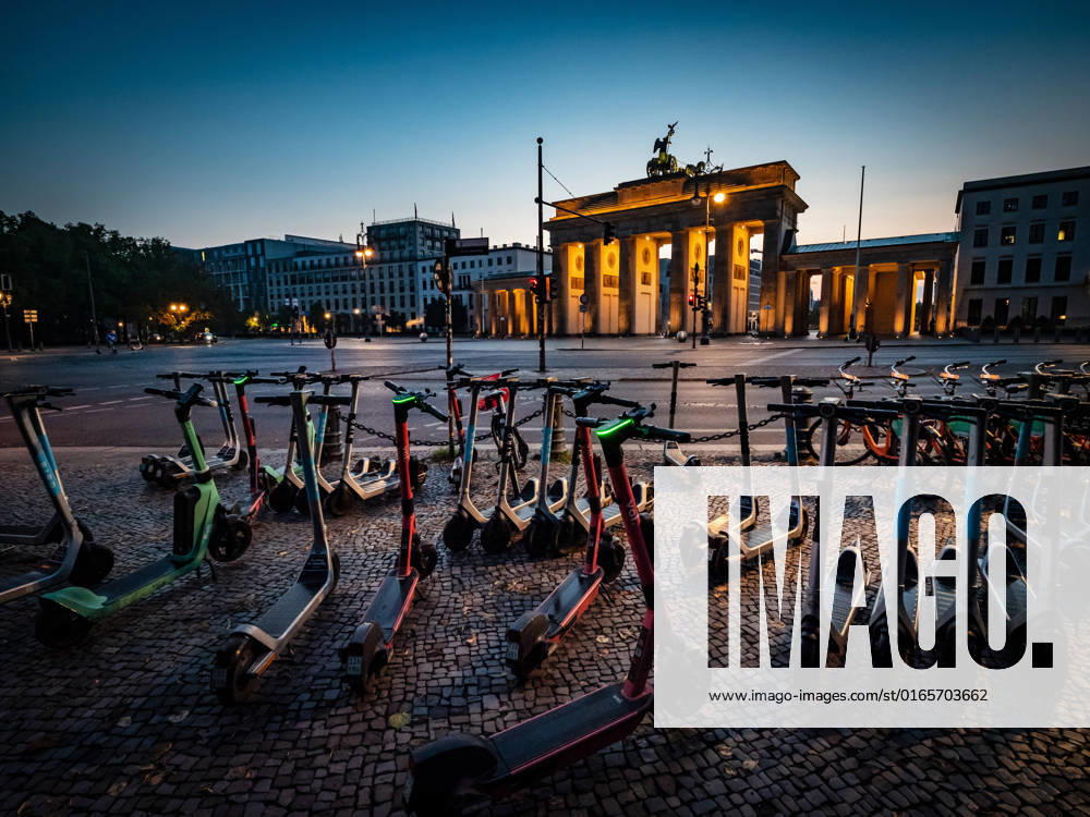 Berlin Mitte, Brandenburg Gate, street scene early morning Berlin
