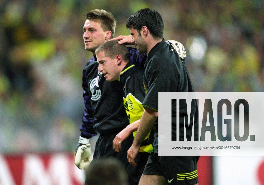 Fussball, Herren, Saison 96 97, UEFA-Champions-League Finale, im Olympia-Stadion München: Bor. Dortmund - Juventus Turin 3:1; Schlussjubel v.li.: Stefan Klos (BVB), Lars Ricken (BVB) und Rene Tretschok. Jubel, Freude, Aktion.
