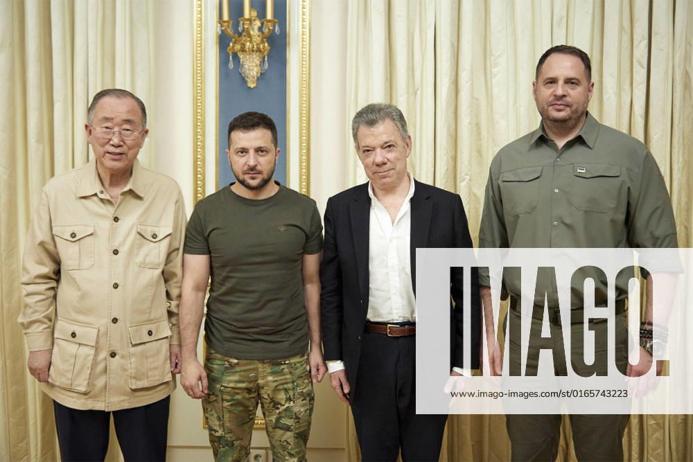 Ukrainian President Volodymyr Zelenskyy, with members of the Elders at the Mariinsky Palace, August 16, 2022 in Kyiv, Ukraine. Standing from left to right are: former UN Secretary General Ban Ki-moon, Ukrainian President Volodymyr Zelenskyy, former Colombian President Juan Manuel Santos, and Head of the Presidential Office Andriy Yermak. Kyiv Ukraine - ZUMAp138 20220816_zaa_p138_005