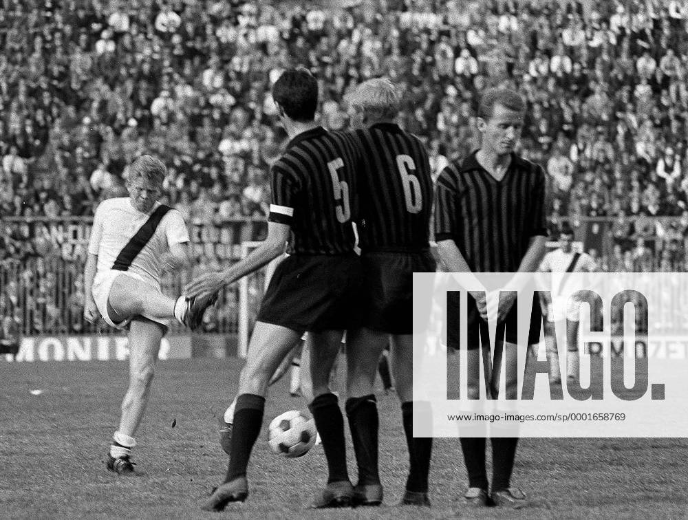 Giovanni Trapattoni (re.) und u.a. Karl Heinz Schnellinger (6, beide Milan) in der Freistoßmauer, Helmut Haller (Bologna, li.) zieht ab Fußball Herren Serie A 1966 1967, 1. Italienische Liga, AC Mailand - FC Bologna 1:1, Milan Gruppe Mailand Abwehr, Dynamik,