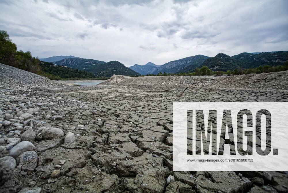 KW33 (220817) -- ALPES-MARITIMES, Aug. 17, 2022 -- Photo taken on Aug. 17, 2022 shows a view of the artificial Broc lake near Nice, Alpes-Maritimes, southern France. In July, France received a total of 9.7 millimeters of rainfall on average , making it the driest July since 1959, as well as the fourth hottest month since 1900, Le Figaro quoted meteorologist Cyrielle Duchesne as saying. (Photo by Xinhua) FRANCE-ALPES-MARITIMES-BROC LAKE-DROUGHT SergexHaouzi