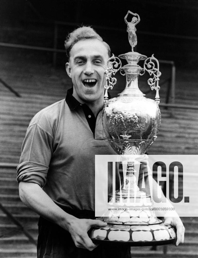 William Wright (Wolverhampton Wanderers) mit dem Meisterpokal - Fußball Herren English First Division 1953 1954, 1. Englische Liga, Wolverhampton Wanderers, Wolves Einzelbild Wolverhampton Freude,