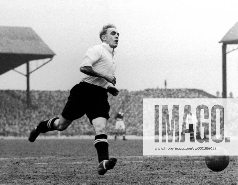 William Wright (Wolverhampton Wanderers) am Ball - Fußball Herren English First Division 1949 1950, 1. Englische Liga, Wolverhampton Wanderers, Wolves Gruppe Wolverhampton Dynamik,