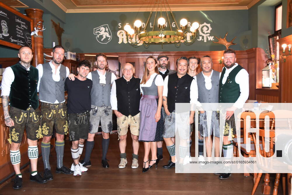 Out of order Xaver Singer Hay Wu DR Axel Munz Angermaier Tracht owner with Dung Wu Distorted People Modelavel founders and dressmen and model Ellen Munich 18 08 2022 Sendlinger Augustiner Wirtschaft Angermaier Trachten Collection Praesendation with Distorted People Modelavel Munich