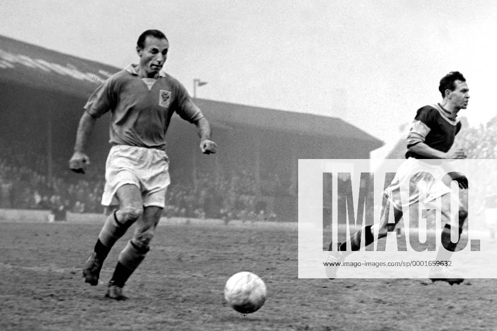 Stanley Matthews (Blackpool, li.) am Ball - Fußball Herren English First Division 1955 1956, 1. Englische Liga, FC Blackpool - Aston Villa 6:0 Gruppe Blackpool Dynamik,
