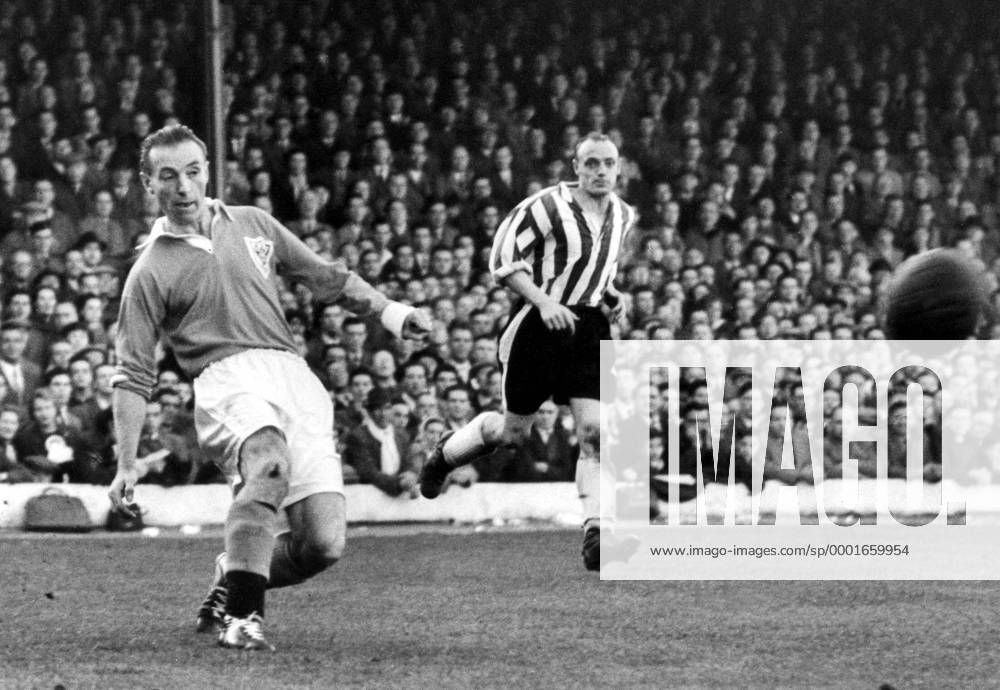 Stanley Matthews (Blackpool, li.) zieht ab - Fußball Herren English First Division 1953 1954, 1. Englische Liga, FC Blackpool - Sheffield Wednesday 1:2 Gruppe Blackpool Dynamik,