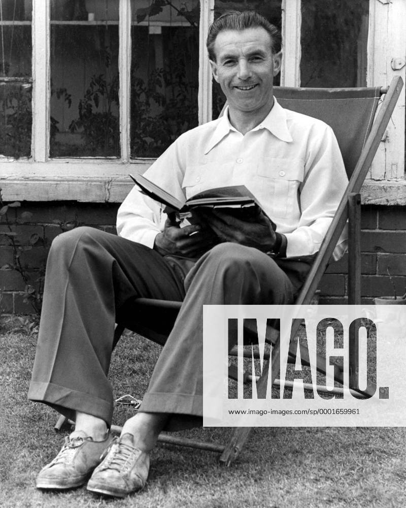 Stanley Matthews (Blackpool) sitzt mit einem Buch in der Hand in einem Liegestuhl - Fußball Herren English First Division 1952 1953, 1. Englische Liga, FC Blackpool Einzelbild Blackpool