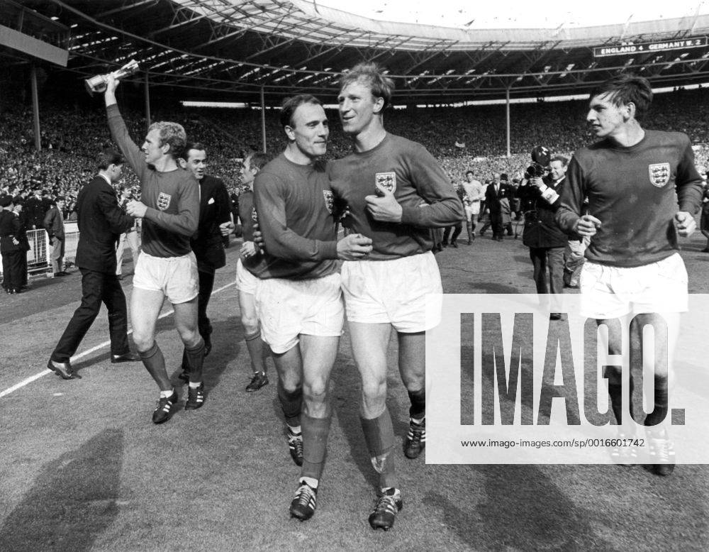 1966 World Cup Final England V WEST Germany England Players Celebrate With a Lap of Honour After their Victory against WEST Germany in The Final left to Right Bobby Moore Captain George Cohen Jack Charlton and Martin Peters 30th July 1966 Kbdig hoch UnitedArchives00434478