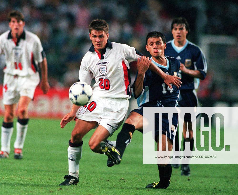 Michael Owen (England, li.) gegen Nelson Vivas (Argentinien) - Fußball WM Herren Weltmeisterschaft 1998, Nationalmannschaft, Nationalteam, Nationaltrikot, Länderspiel, Achtelfinale Gruppe St. Etienne Dynamik, Kampf,