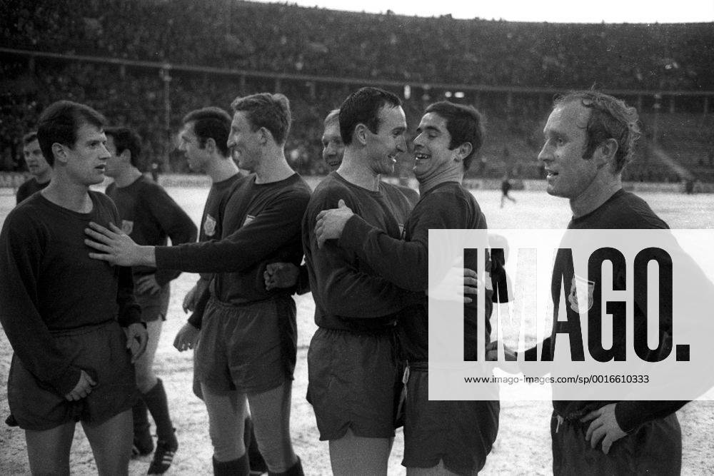 Hertha BSC Berlin - FC Bayern München: Bayern jubeln nach Spielschluss, v.li.: Peter Pumm, Franz Beckenbauer, Georg Schwarzenbeck, Georg Schwarzenbeck, Rainer Ohlhauser, Gerd Müller, Dieter Brenninger