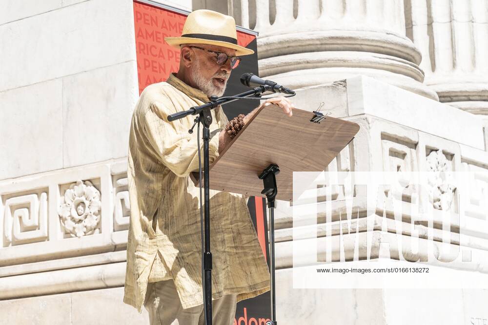 Francesco Clemente speaks during PEN America rally in support of Salman Rushdie and freedom to write on steps of New York Public Library on Fifth Avenue. Salman Rushdie was attacked and injured while doing speech in Western New York State. He was targeted for his writing by Muslim extremist. Authors rally in support of him and read selected texts from his body of work. Bronx USA - ZUMAr339 20220819_znp_r339_053