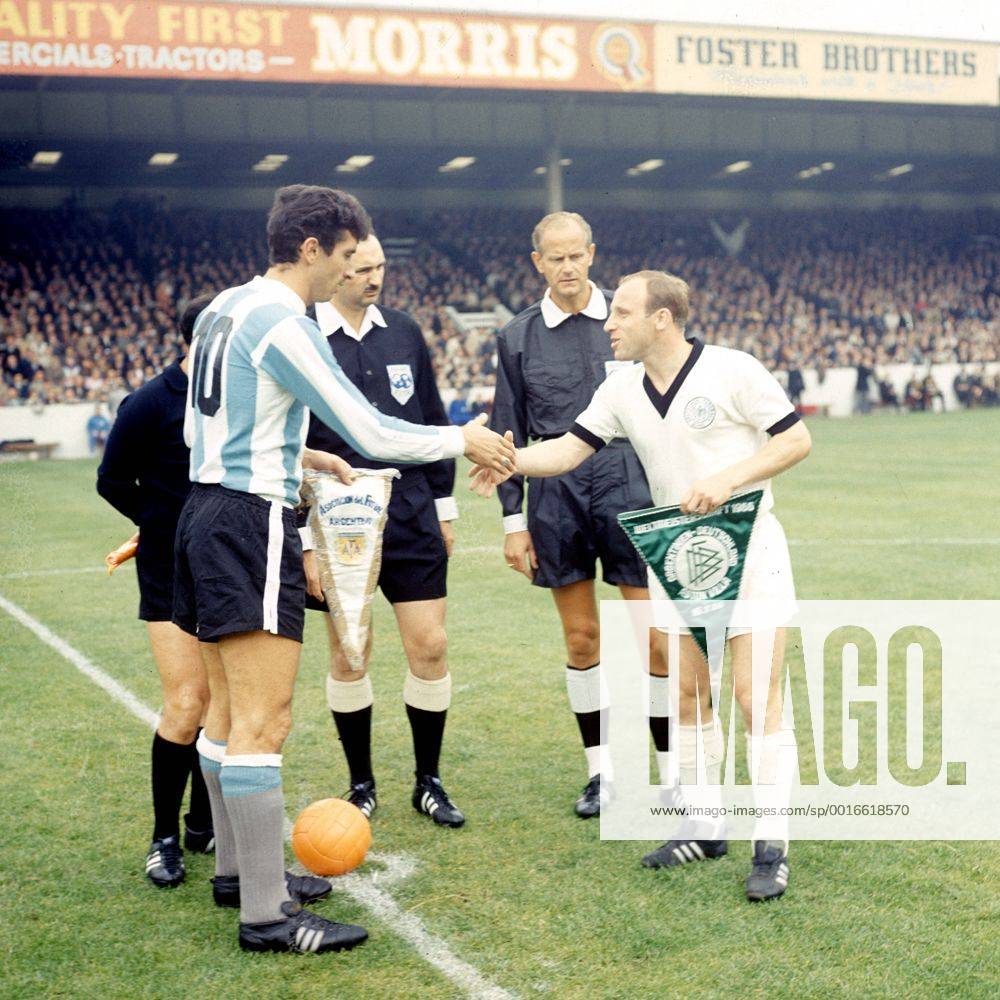 Antonio Rattin (Argentinien, li.) und Uwe Seeler (BR Deutschland) - shake hands, dahinter Schiedsrichter Konstantin Zecevic (Jugoslawien)