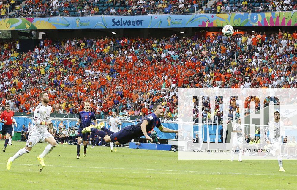 Robin VAN PERSIE, NL 9 Torschuss, schiesst das Tor zum 1-1 SPANIEN - NIEDERLANDE FIFA Fussball WM Weltmeisterschaft am 13.06.2014 in SALVADOR, BRASILIEN