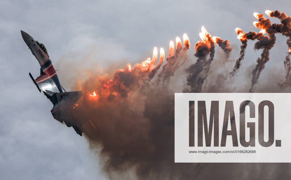 MOSCOW REGION, RUSSIA – AUGUST 21, 2022: A Sukhoi-Su35S fighter jet of the Russkiye Vityazi Russian Knights aerobatic team performs a demonstration flight during the Army 2022 International Military and Technical Forum at at Kubinka airfield. Sergei Bobylev TASS TS13EDC5
