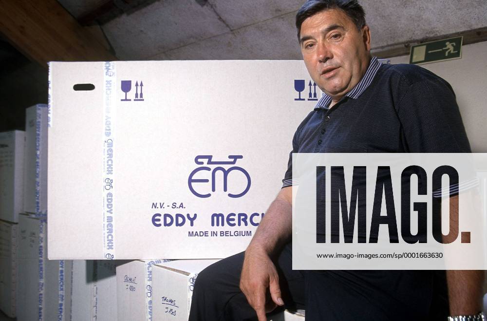 Eddy Merckx (Belgien) in seiner Fahrradfabrik - Radsport Herren Straßenradsport 2001, Straße, Rad o0 Legende, Legenden, Radsportlegende, Radsportlegenden Einzelbild Aufnahmedatum geschätzt