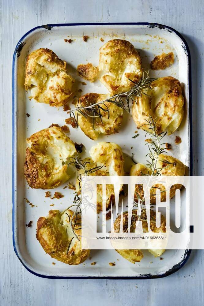 Crispy golden baked smashed potatoes, close up of crispy golden baked smashed potatoes, close up of crispy golden baked smashed potatoes, 04.01.2021,