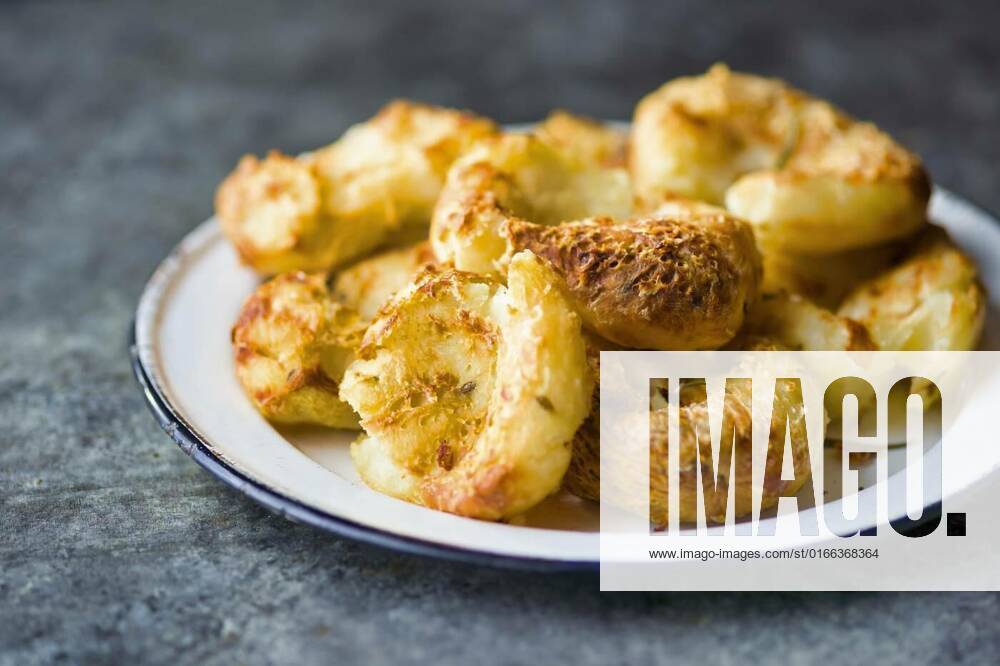 Crispy golden baked smashed potatoes, close up of crispy golden baked smashed potatoes, close up of crispy golden baked smashed potatoes, 04.01.2021,