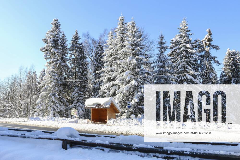 IMAGO Creative: Gesellschaft, Mobilität auf dem Land Vintage bus stop on a country road during the winter. BEW1E012D1F