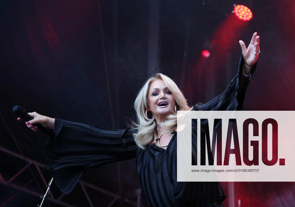 Jazz and Joy Worms 2022, 31 International music festival in Worms, British pop and rock singer Bonnie Tyler on stage at the market square, zmdz Jazz and Joy 2022, Bonnie Tyler.