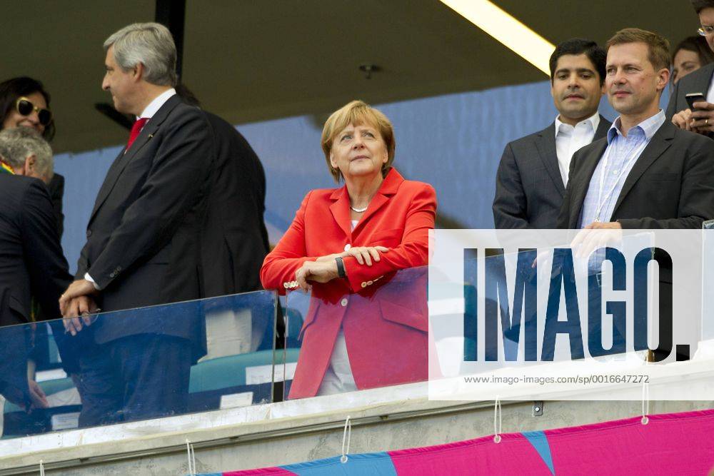 Angela MERKEL, Bundeskanzlerin, CDU, auf der Ehrentribüne, rechts Steffen SEIBERT, Regierungssprecher, Deutschland (GER) - Portugal (POR) 4:0, Vorrunde Gruppe G, am 16.06.2014 in Salvador Fussball Weltmeisterschaft 2014 in Brasilien vom 12.06.