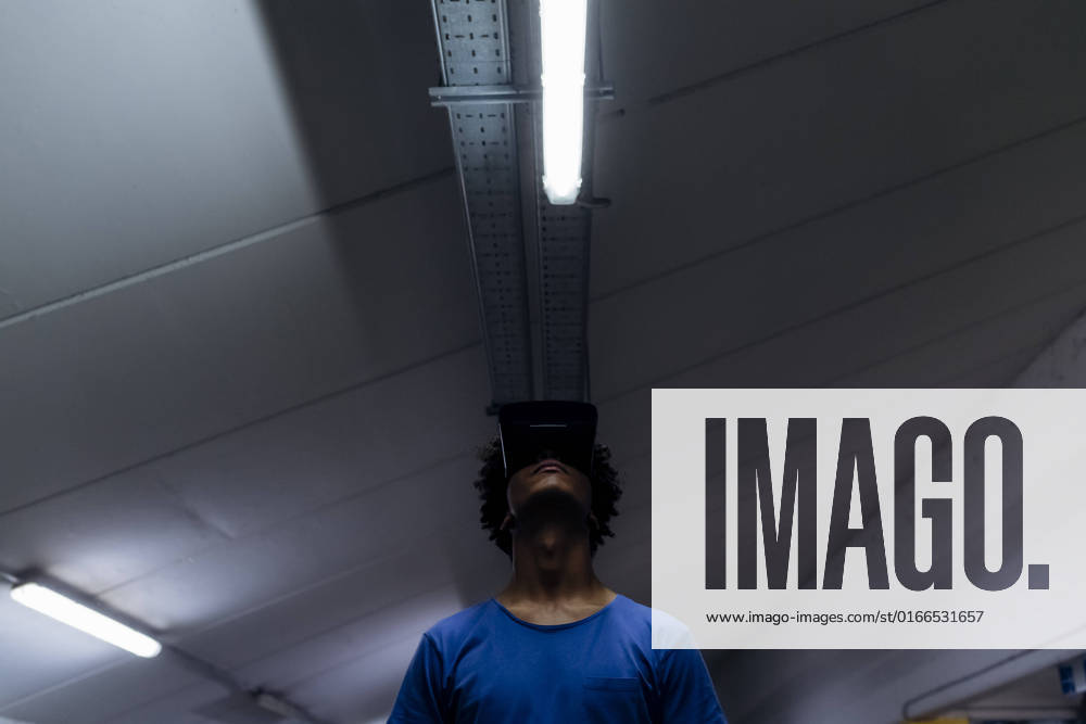 IMAGO Creative: Business, Innovative Technologie-Lösungen Young man wearing virtual reality headset at underground walkway model released, Symbolfoto, MEUF07729
