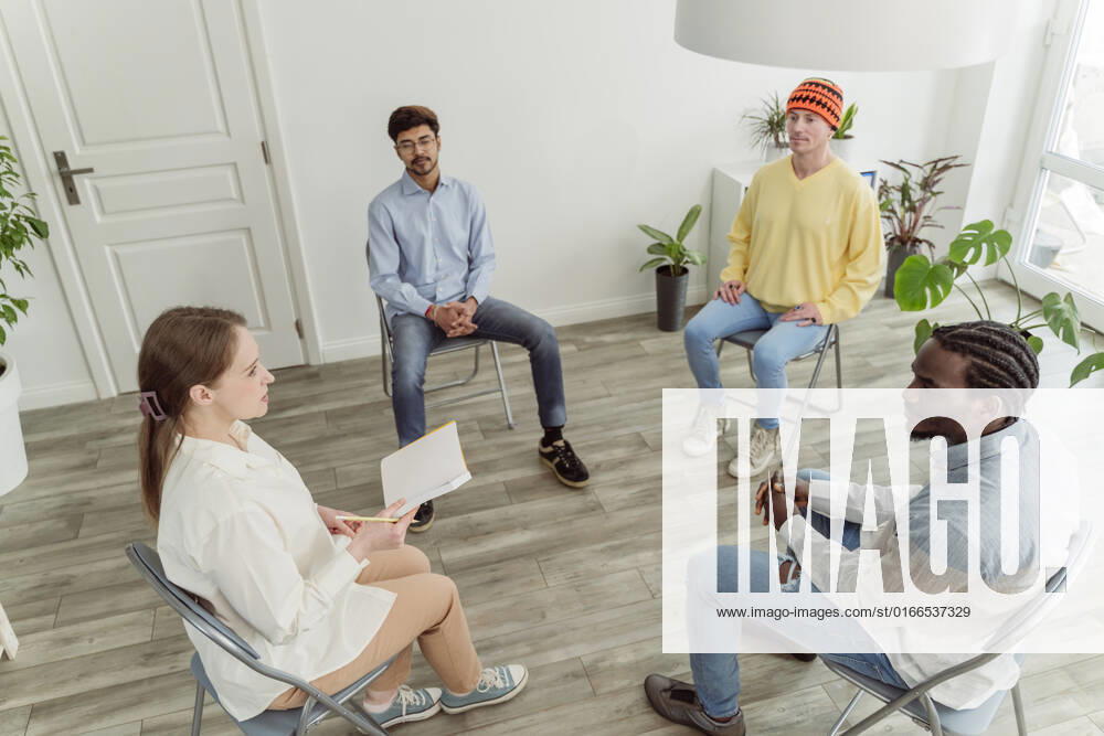 Psychologist discussing with man in group therapy model released, Symbolfoto property released, OSF00553