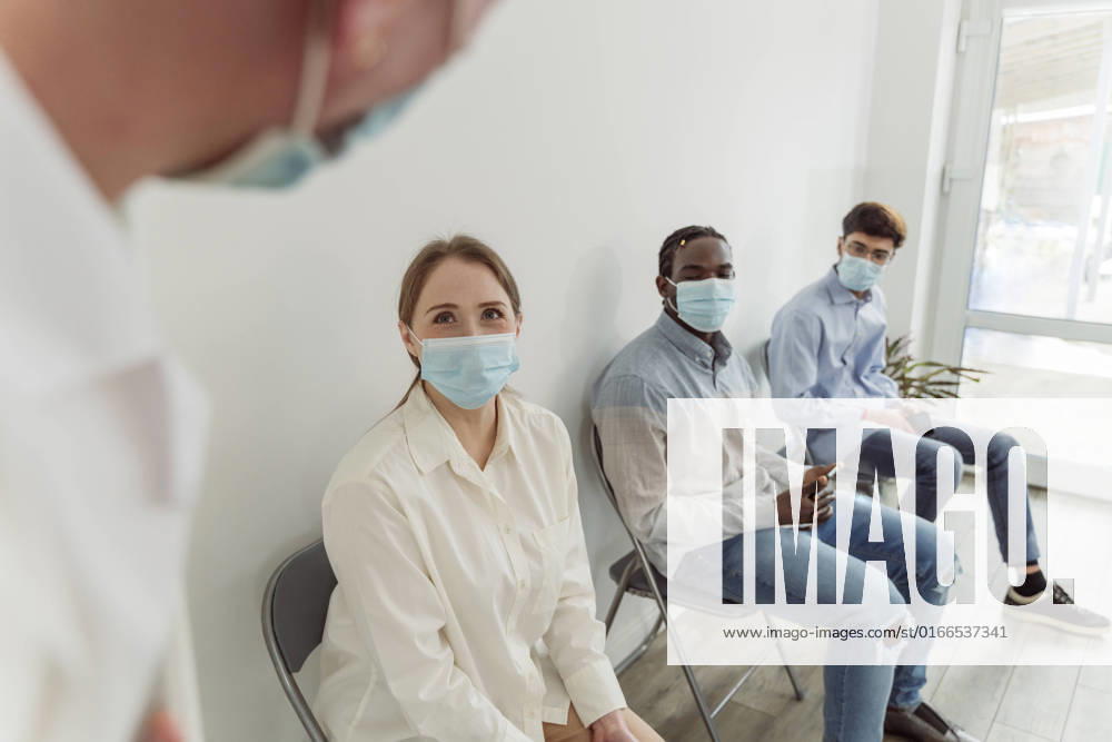 Patients wearing face masks waiting at clinic model released, Symbolfoto property released, OSF00565