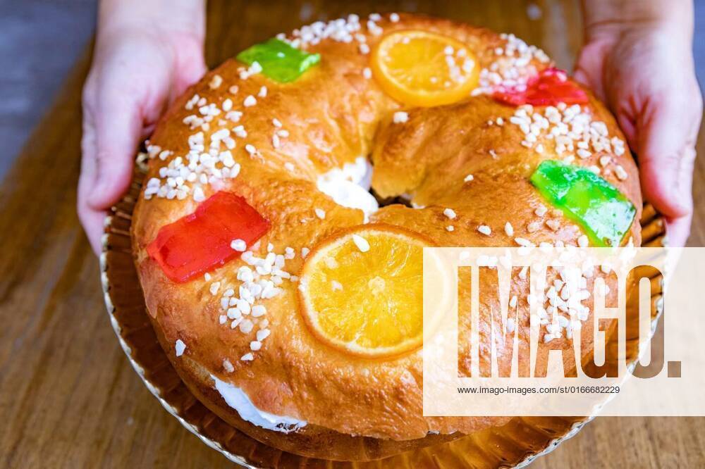Christmas round fruit cake decorated with fir tree branch, glazed fruits and nuts, Christmas round fruit cake decorated with fir tree branch, glazed fruits and nuts on a wooden background., 23.03.2021,